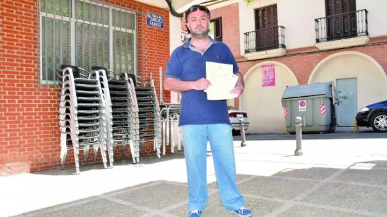 Un vecino reclama que un bar cumpla la norma de veladores Un vecino reclama que un bar cumpla la norma de veladores
