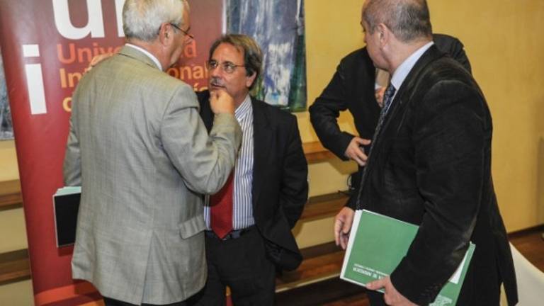 La Junta lima asperezas entre Baeza y el rector de la UNIA La Junta lima asperezas entre Baeza y el rector de la UNIA