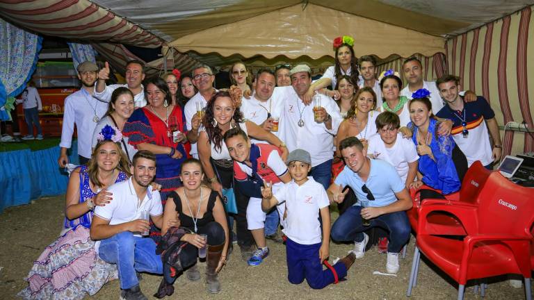 Una fiesta de familias y amigos Una fiesta de familias y amigos