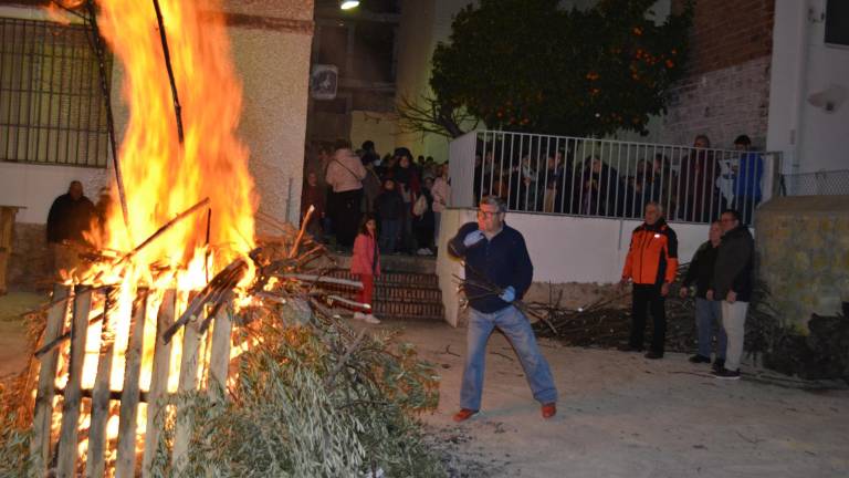 Y las llamas se abrieron paso para purificar la capital del Santo Reino