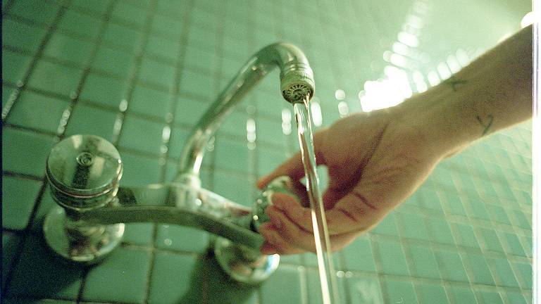 Los españoles pagan facturas de agua que varían hasta un 349% Los españoles pagan facturas de agua que varían hasta un 349%