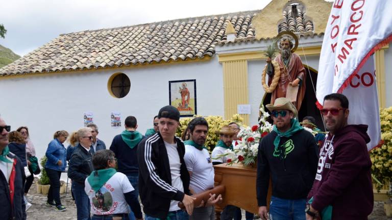 Jornada de romería en un entorno exuberante Jornada de romería en un entorno exuberante