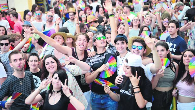 Gran fiesta de la bandera arcoiris Gran fiesta de la bandera arcoiris