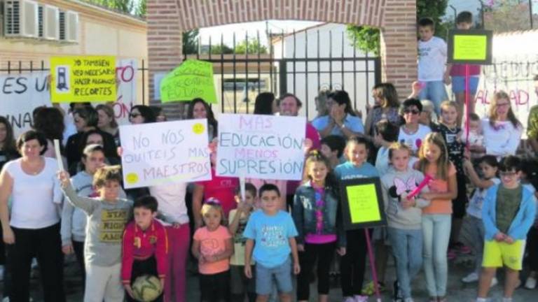 Aldeaquemada protesta para evitar el cierre de su colegio Aldeaquemada protesta para evitar el cierre de su colegio