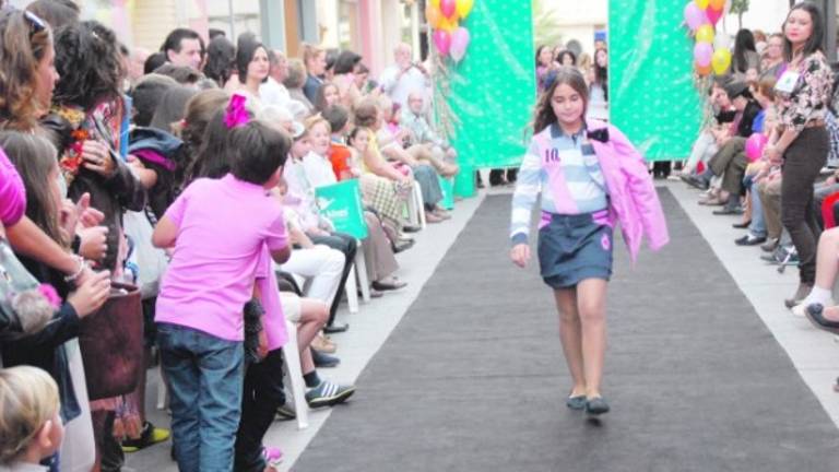 Una pasarela en el centro comercial Una pasarela en el centro comercial