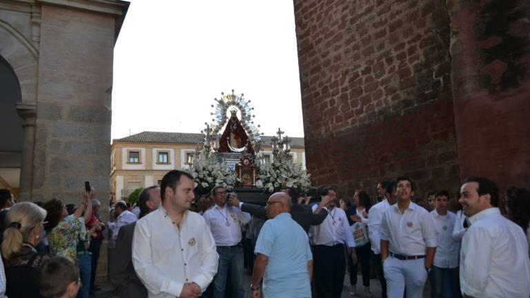 La Morenita vuelve a la calle por sus fieles