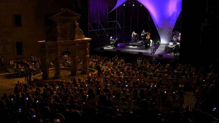 Serrat conquista Baeza, pero también las redes Serrat conquista Baeza, pero también las redes