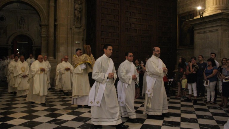 La iglesia ordena a tres nuevos sacerdores para la diócesis