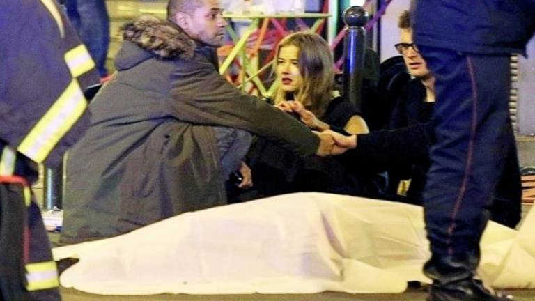 Al menos 60 muertos en varios ataques en la capital francesa Al menos 60 muertos en varios ataques en la capital francesa