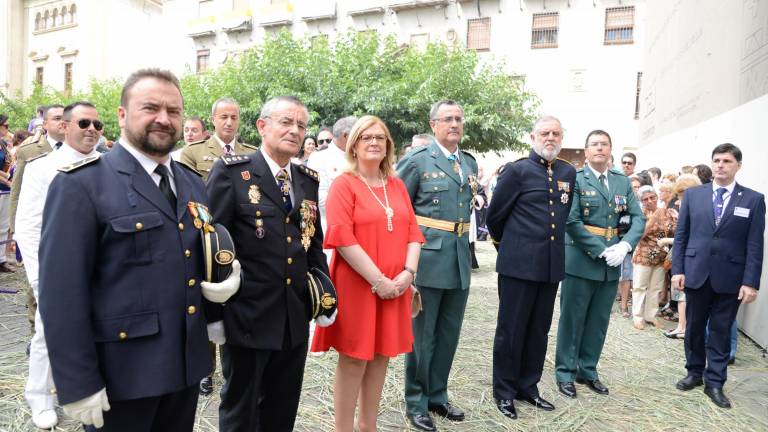 El Santísimo unge las calles de la capital bajo un sol de justicia