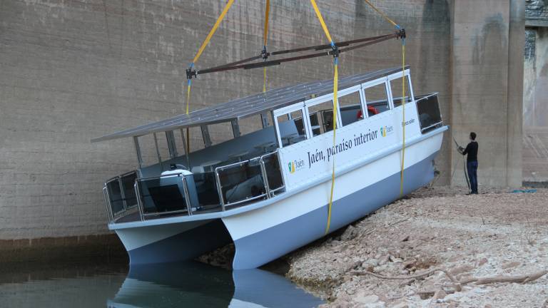 El barco solar de El Tranco ya comienza a rendir rentabilidad