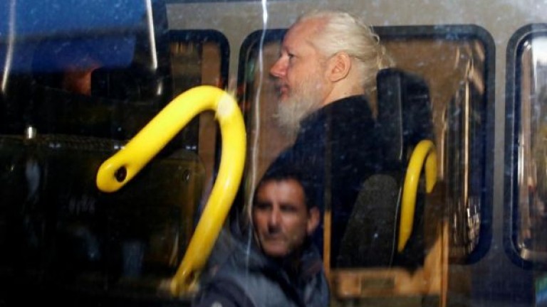 Assange, detenido en Londres