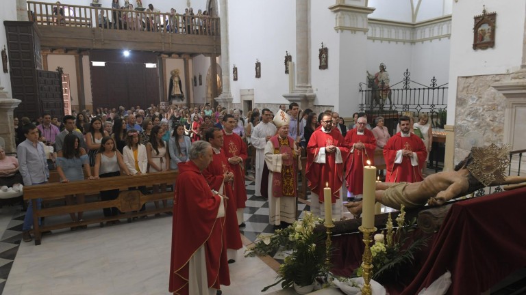 El obispo preside la misa del Cristo de la Vera-Cruz
