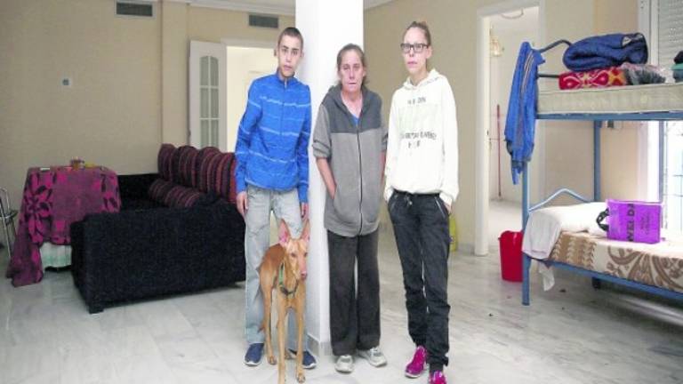 Una familia “cambia” la calle por una urbanización lujosa Una familia “cambia” la calle por una urbanización lujosa