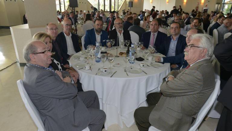 Los asistentes al acto Los asistentes al acto