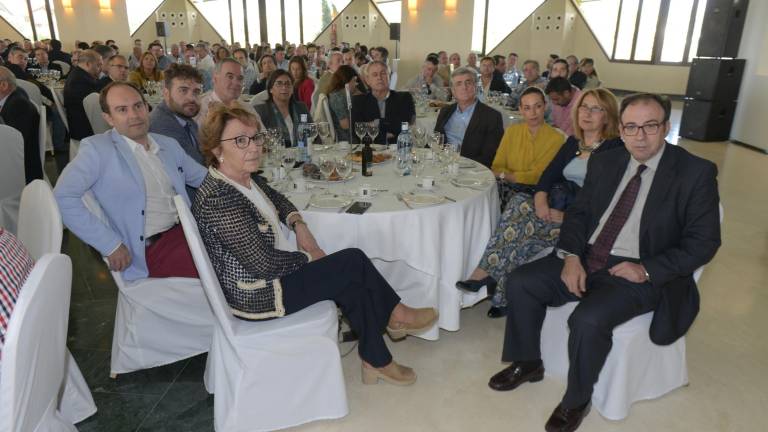 Los asistentes al acto Los asistentes al acto