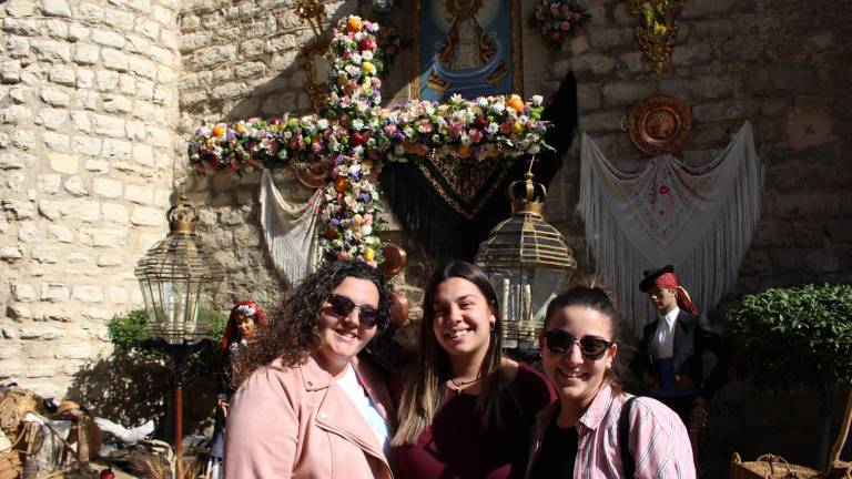 Cruces de flores y tradición Cruces de flores y tradición