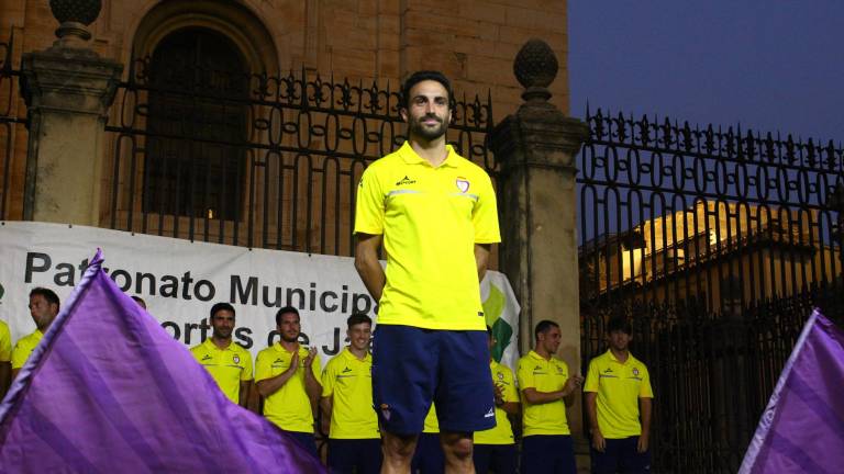 El Vélez desnuda a un Real Jaén sin ideas ni reacción El Vélez desnuda a un Real Jaén sin ideas ni reacción