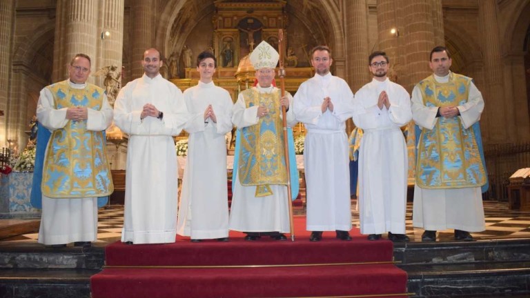 El Obispo confiere los ministerios de Acólito y Lector a cuatro seminaristas