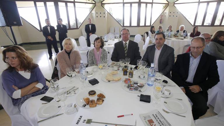 Los asistentes al acto Los asistentes al acto