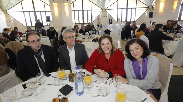 Los asistentes al acto Los asistentes al acto