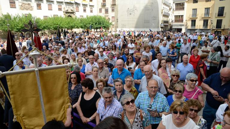 El Santísimo unge las calles de la capital bajo un sol de justicia