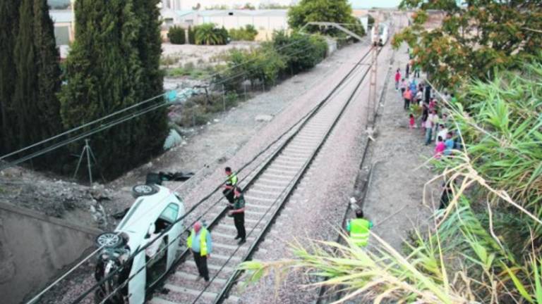 Un turismo se precipita a la vía del tren Un turismo se precipita a la vía del tren