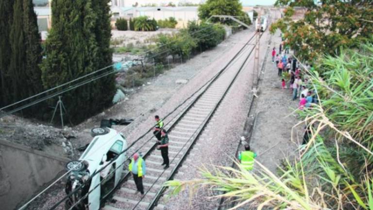 Un turismo se precipita a la vía del tren