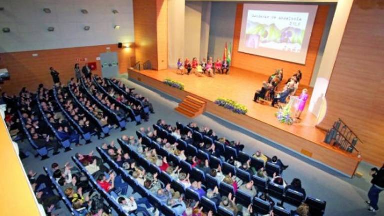 La Junta enarbola su bandera de futuro orgullosa de su gente La Junta enarbola su bandera de futuro orgullosa de su gente