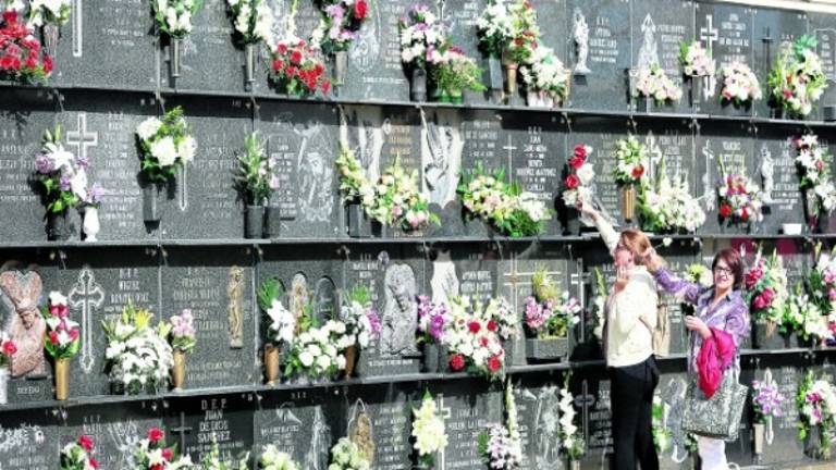 Vida y muerte en los cementerios Vida y muerte en los cementerios