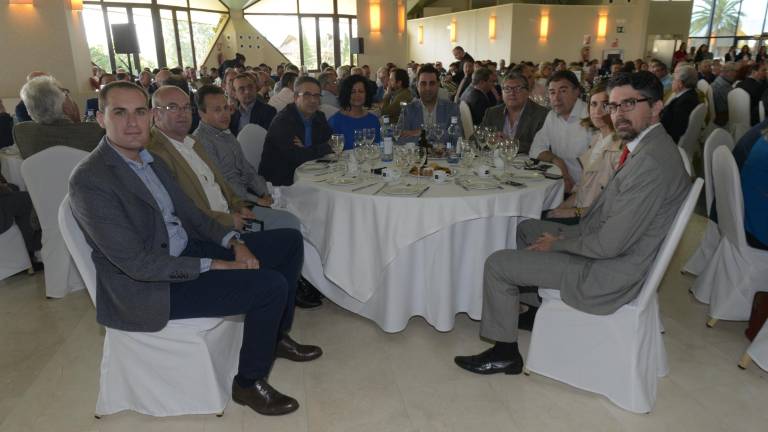 Los asistentes al acto Los asistentes al acto