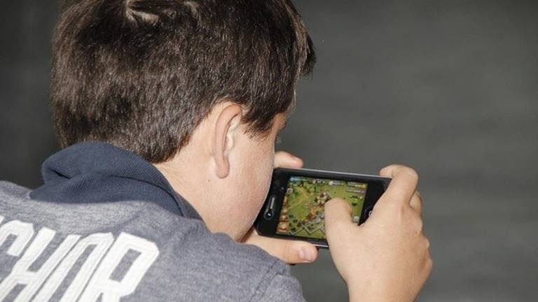 Niños con teléfono Niños con teléfono