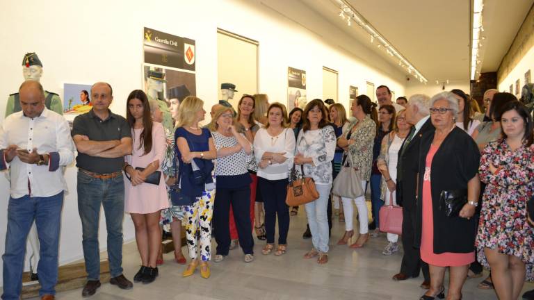 De los zapatos de salón al tricornio De los zapatos de salón al tricornio