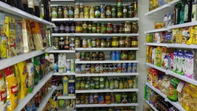 El Ayuntamiento cierra una tienda con alimentos caducados de 2001 El Ayuntamiento cierra una tienda con alimentos caducados de 2001