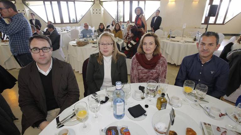Los asistentes al acto Los asistentes al acto