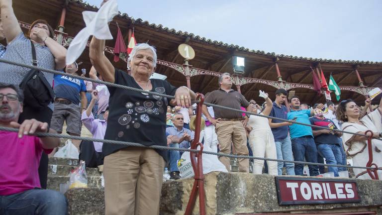 Alberto Lamelas va “a la guerra” con un encastado toro de Murteira