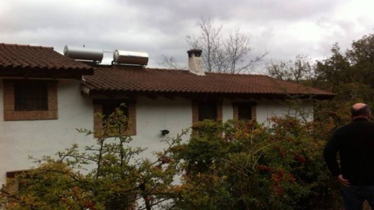 Doce adultos y seis menores desalojados por el incendio de una chimenea en una casa rural de Cañada Morales Doce adultos y seis menores desalojados por el incendio de una chimenea en una casa rural de Cañada Morales