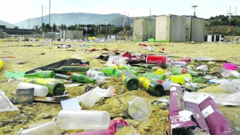 Los despojos de la feria siguen sobre el terreno una semana más tarde Los despojos de la feria siguen sobre el terreno una semana más tarde