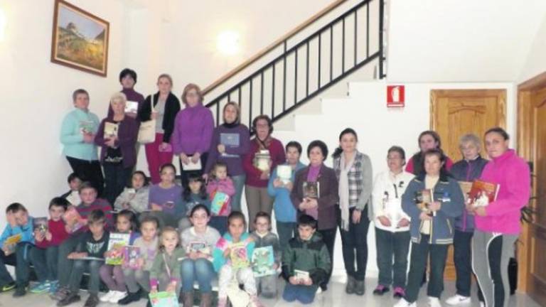 Maleta llena de libros en Solera Maleta llena de libros en Solera
