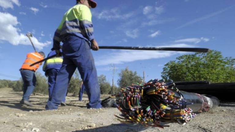 El robo de tres kilómetros de cobre deja sin teléfono a 700 vecinos