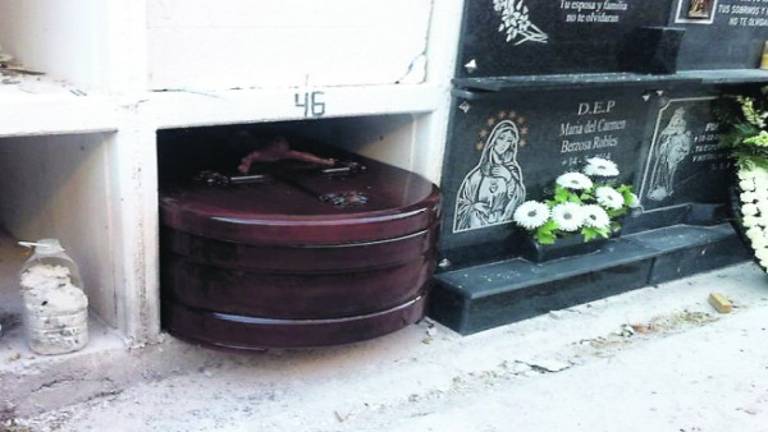 Un nicho pequeño paraliza un sepelio durante tres horas Un nicho pequeño paraliza un sepelio durante tres horas