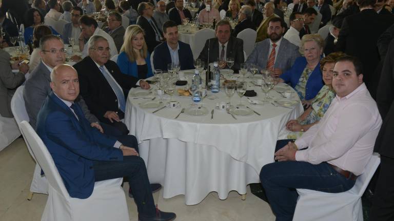 Los asistentes al acto Los asistentes al acto