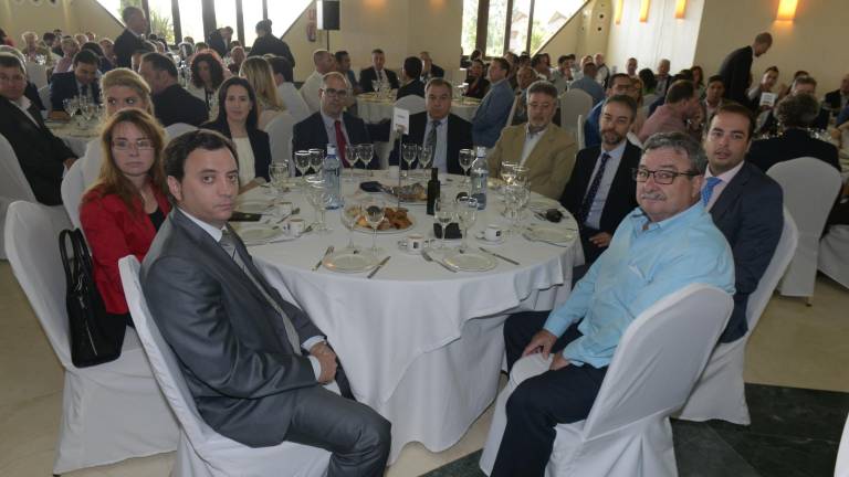 Los asistentes al acto Los asistentes al acto