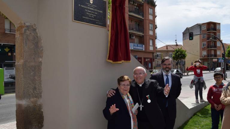 El obispo de Jaén recibe el nombramiento como hijo adoptivo de Plasencia