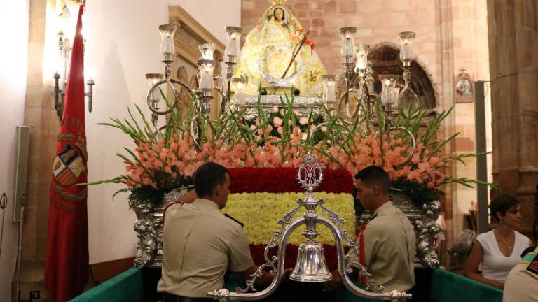 Flores para la patrona y honores para los “soldaos”