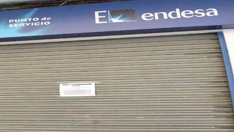 Quejas de clientes por el cierre de la oficina de atención de Endesa Quejas de clientes por el cierre de la oficina de atención de Endesa