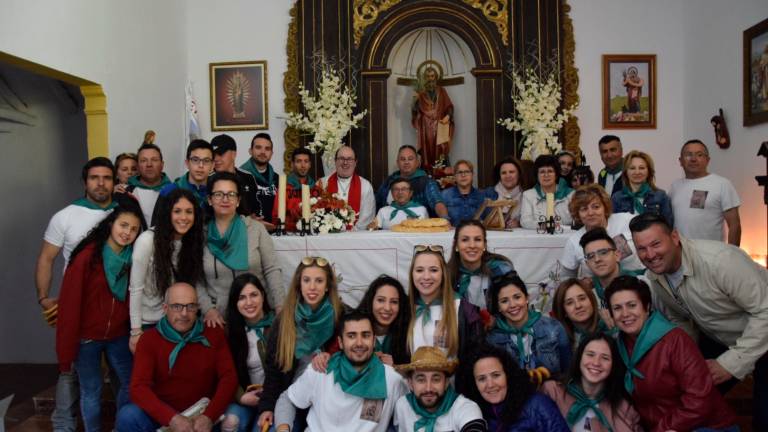 Jornada de romería en un entorno exuberante Jornada de romería en un entorno exuberante