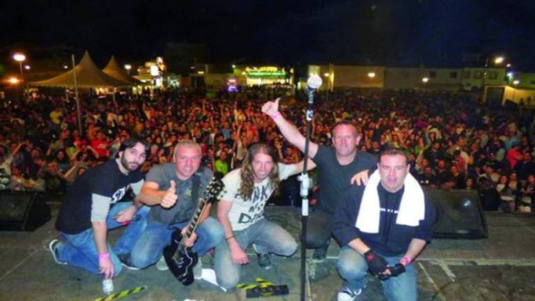 Rock callejero con sello de Peal Rock callejero con sello de Peal