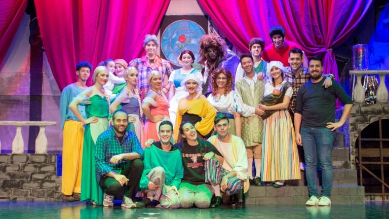 El musical La Bella y la Bestia triunfa en Arjonilla El musical La Bella y la Bestia triunfa en Arjonilla