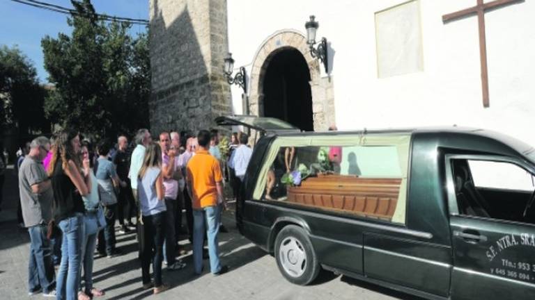 Un silencio abrumador y rabia para despedir a Toñi en Noalejo